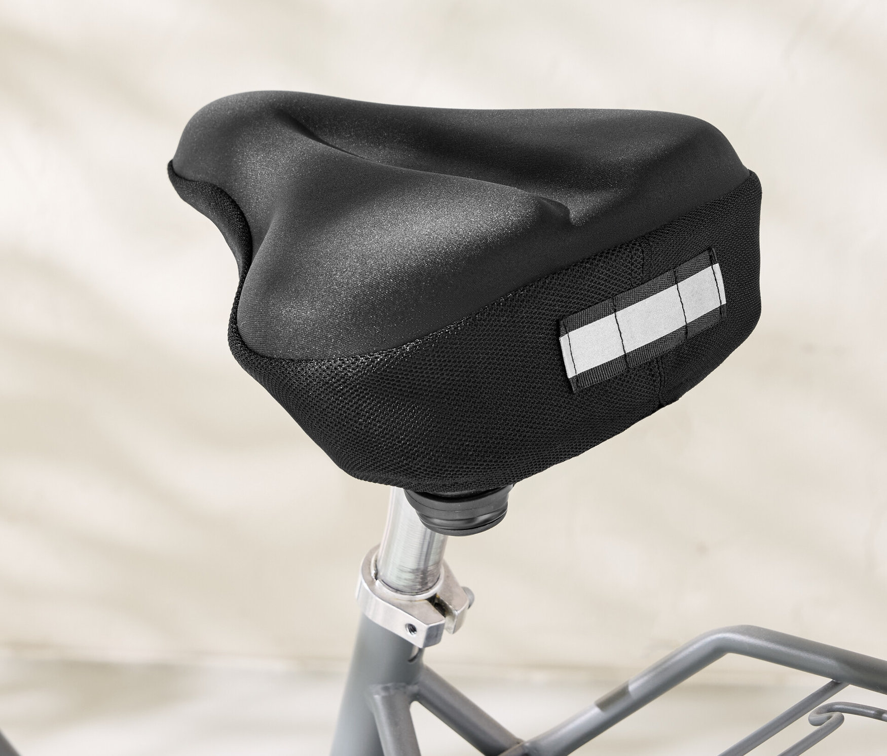 Zbliżenie czarnego pokrowca na siodełko z pianką memory na rowerze.