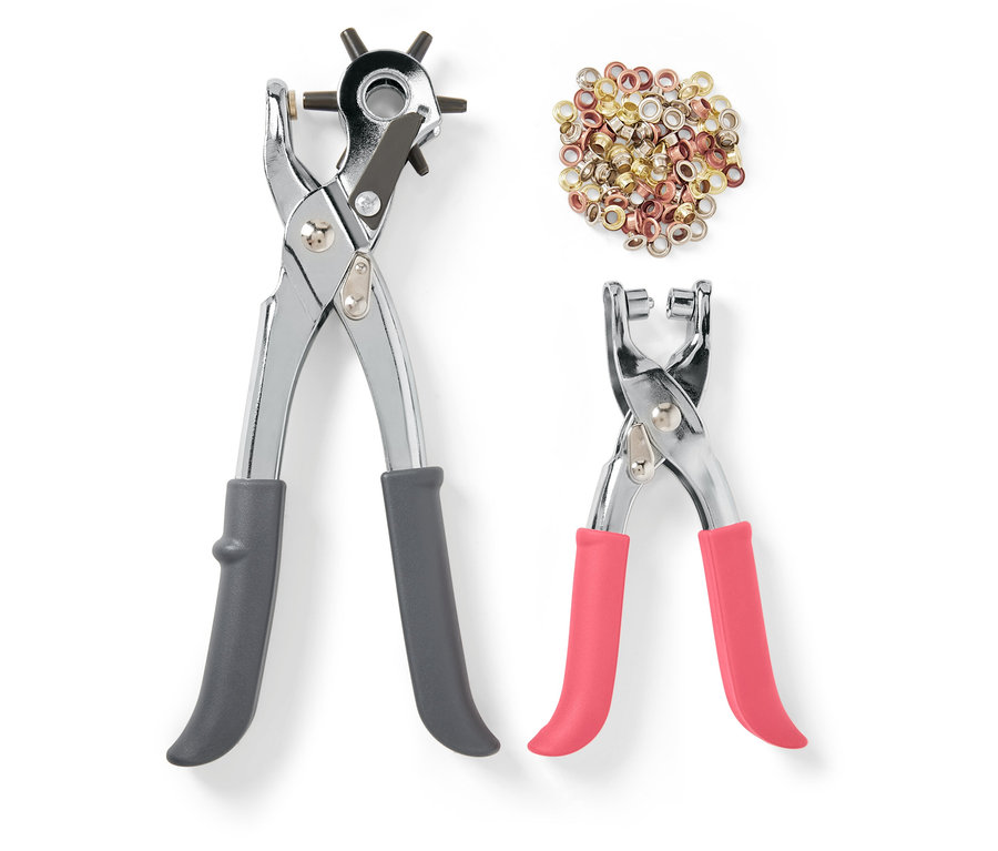 Dwa dziurkacze i nity na białym tle.