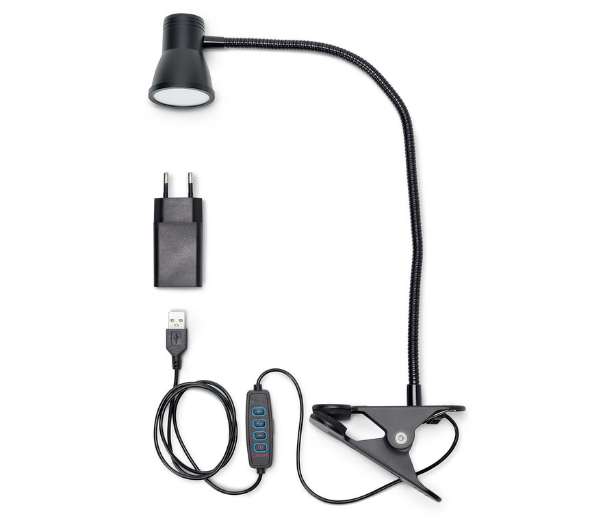 Czarna lampa LED z klipsem, zasilaczem i kablem USB na białym tle.
