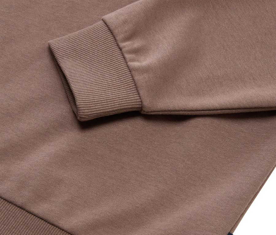 Zbliżenie brązowej bluzy Tom Tailor ze ściągaczami.