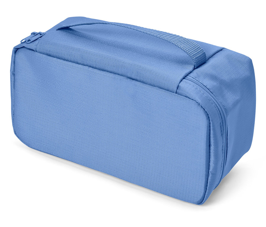 Jasnoniebieska kosmetyczka z zamkiem błyskawicznym i uchwytem do przenoszenia na białym tle.