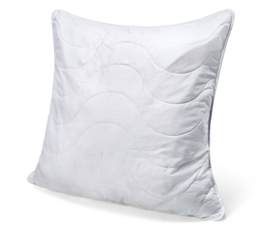 Pojedyncza biała poduszka odporna na pranie w wysokiej temperaturze (ok. 80 x 80) leży na białej powierzchni.