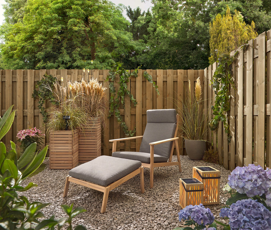 Ogród z szarym krzesłem i stołkiem, dwoma bambusowymi lampionami solarnymi i 5 solarnymi lampami LED na szpikulcach.