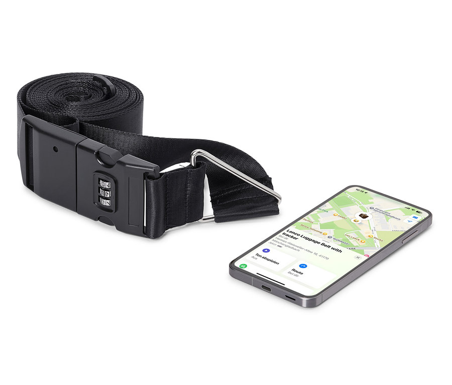 Czarny pas do bagażu z zamkiem szyfrowym obok smartfona wyświetlającego aplikację map.