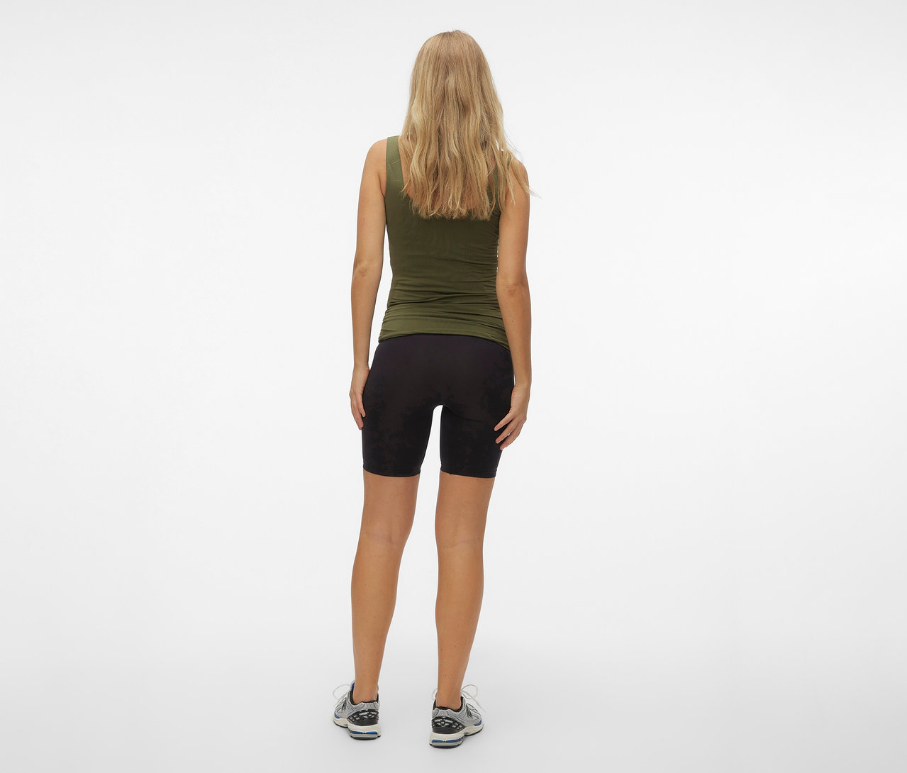 Tył kobiety w oliwkowym topie i czarnych szortach skinny MAMALICIOUS „MLTIA JEANNE”, mellow buff.