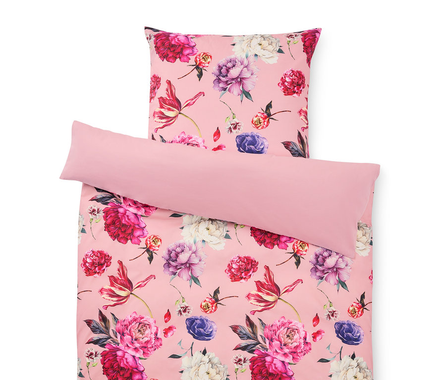 Pościel w kwiaty w kolorze różowym, składająca się z poszewki na poduszkę i poszwy na kołdrę.