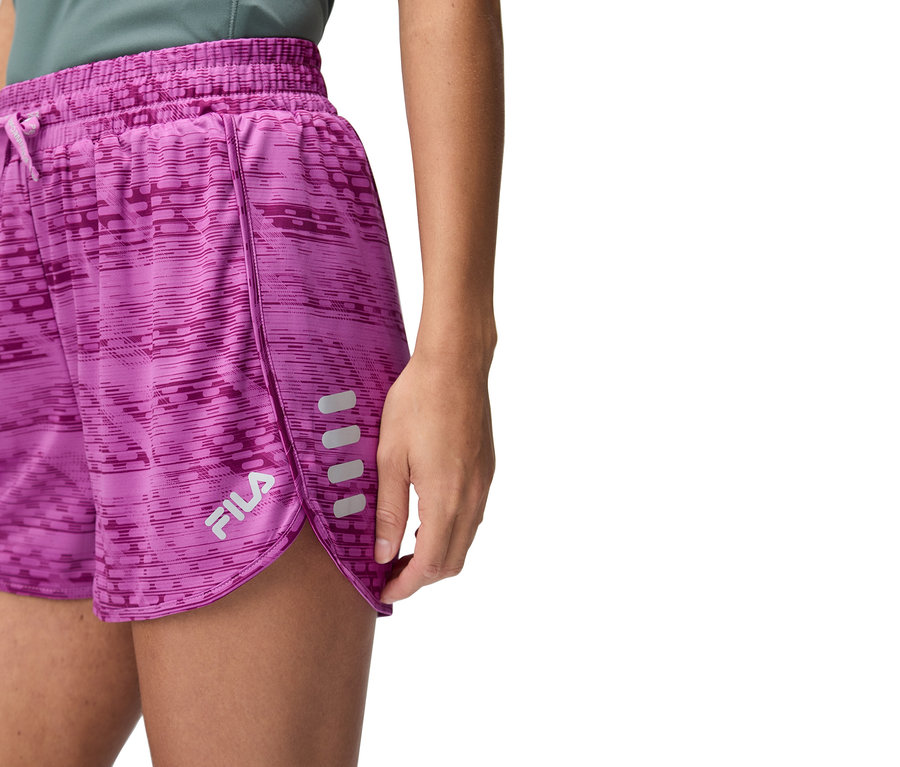 Zbliżenie kobiety ubranej w fioletowe szorty Fila.