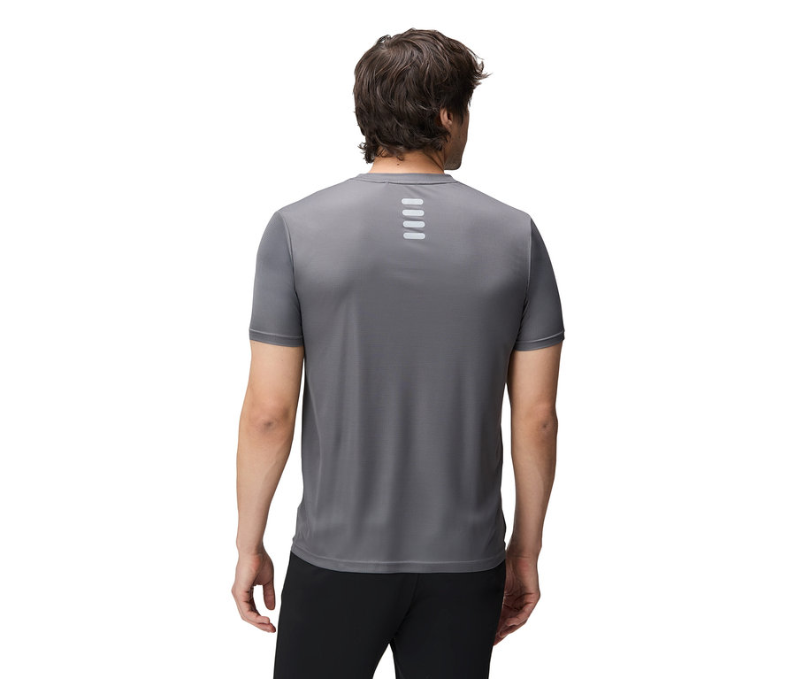 Mężczyzna od tyłu w szarej sportowej koszulce i czarnych spodniach.