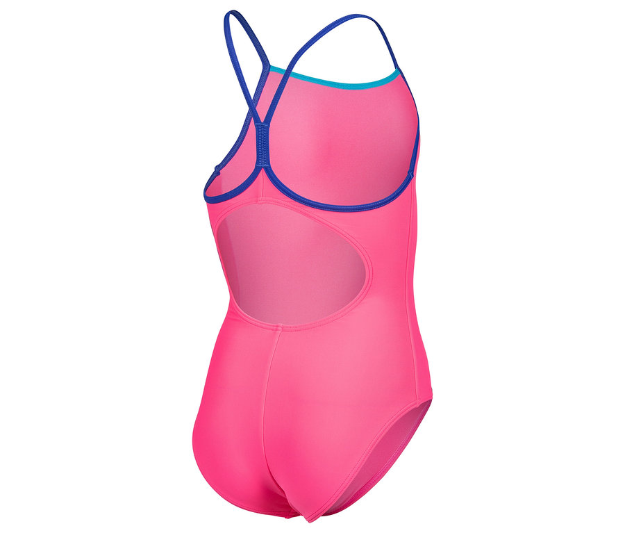 Widok z tyłu różowego kostiumu kąpielowego z niebieskimi ramiączkami i niebieskim obszyciem.