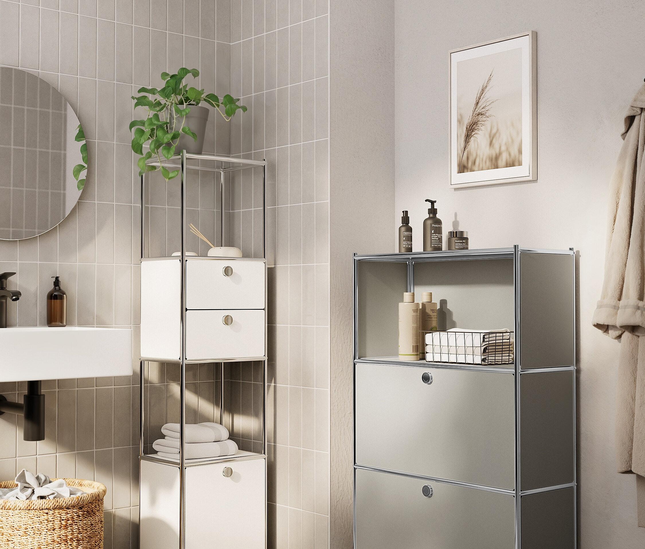 Łazienka z umywalką, lustrem, plecionym koszem i dwoma modułowymi regałami.