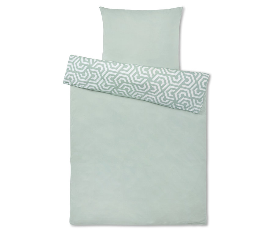 Jasnozielony zestaw pościeli z geometrycznym wzorem, składający się z poszewki na poduszkę i poszwy na kołdrę.