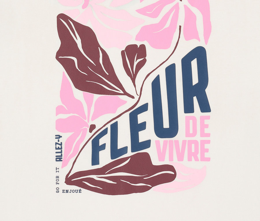 Zbliżenie bluzy CECIL z motywem kwiatowym i napisem "Curious" i "Fleur de Vivre".