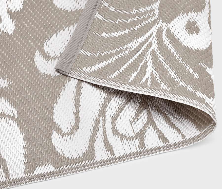 Zbliżenie dywanu zewnętrznego z szaro-białym wzorem.