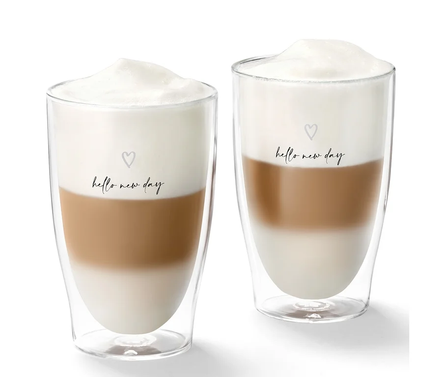 Dwie szklanki do latte macchiato z nadrukiem serduszka.