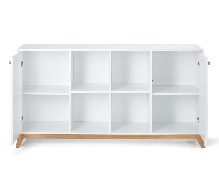 Biały kredens z otwartymi drzwiami.