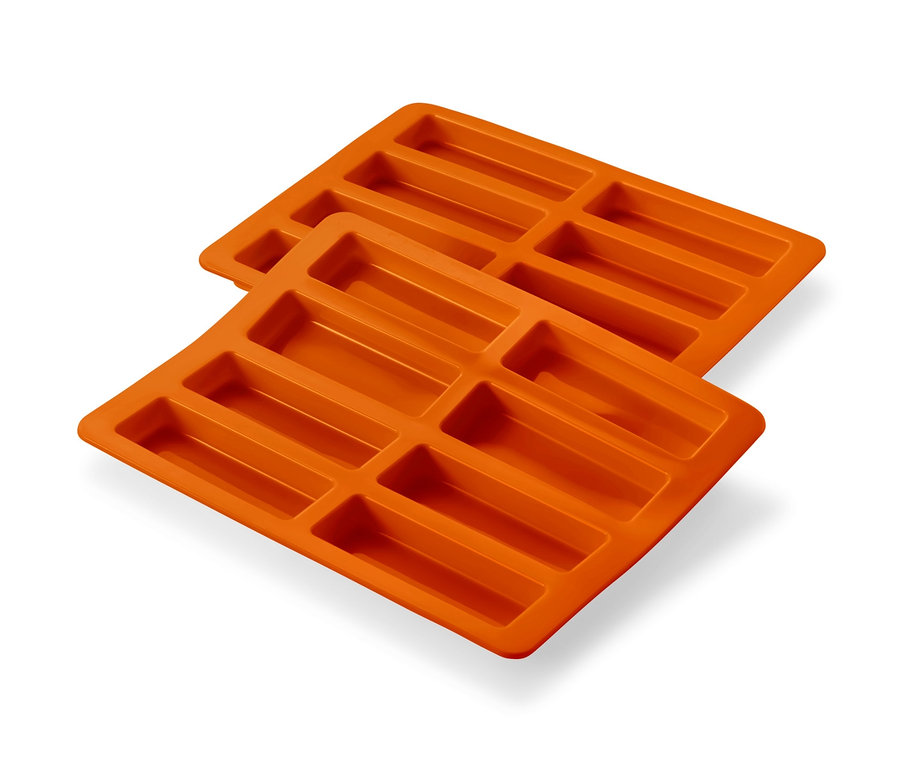 Dwie pomarańczowe foremki do batonów musli.