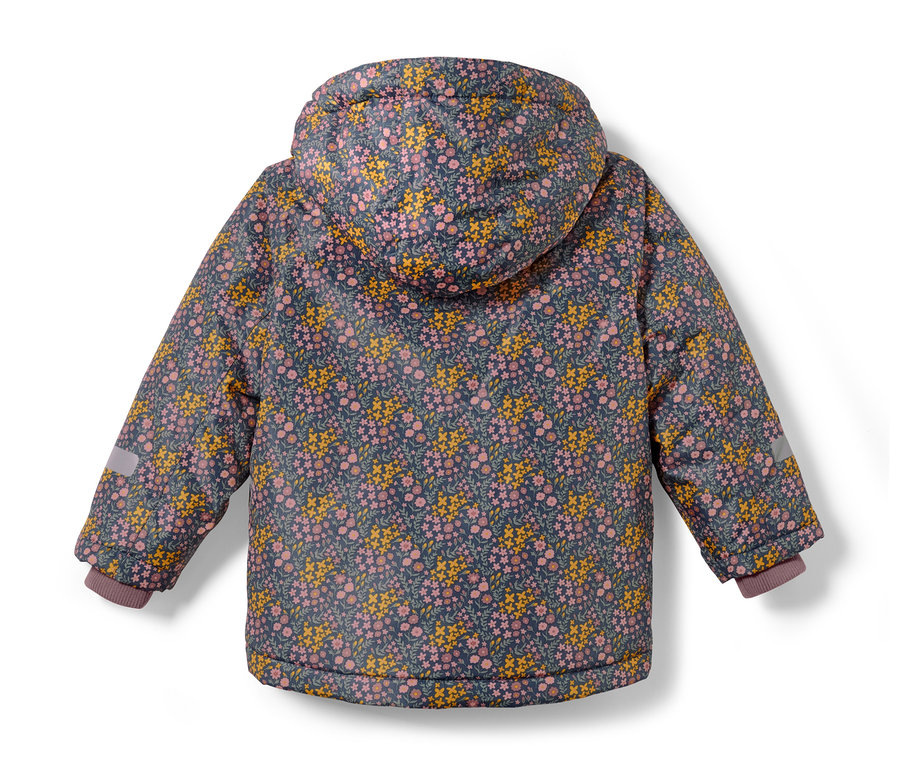 Zbliżenie na tył dwuczęściowego kombinezonu zimowego w kolorze różowym, w kwiatowy wzór.