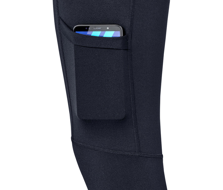 Szczegół legginsów trekkingowych z kieszenią, w której znajduje się telefon komórkowy.