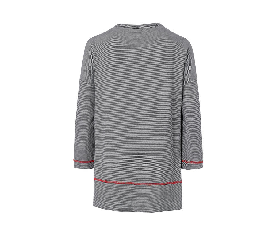 Piżama w paski z rękawami trzy czwarte i czerwoną lamówką.