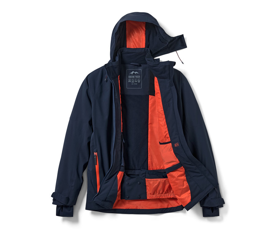 Rozpięta, granatowa profesjonalna kurtka narciarska z pomarańczową podszewką.