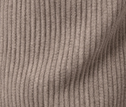 Zbliżenie na spodnie dresowe.