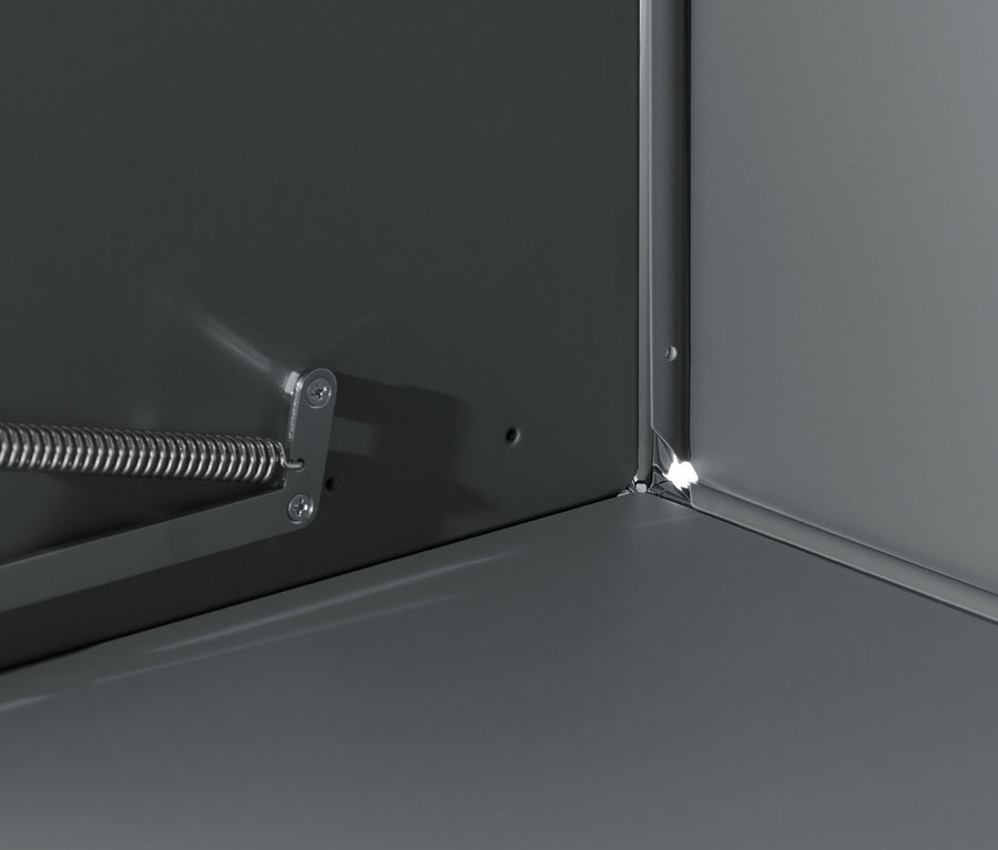 Szczegół szarej szafki typu sideboard »CN3« z klapą i metalowym mechanizmem.