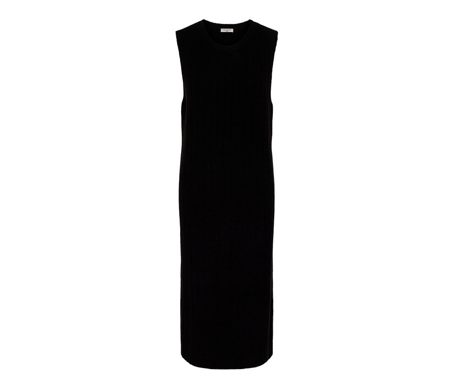 Czarna sukienka z prążkowanej dzianiny.