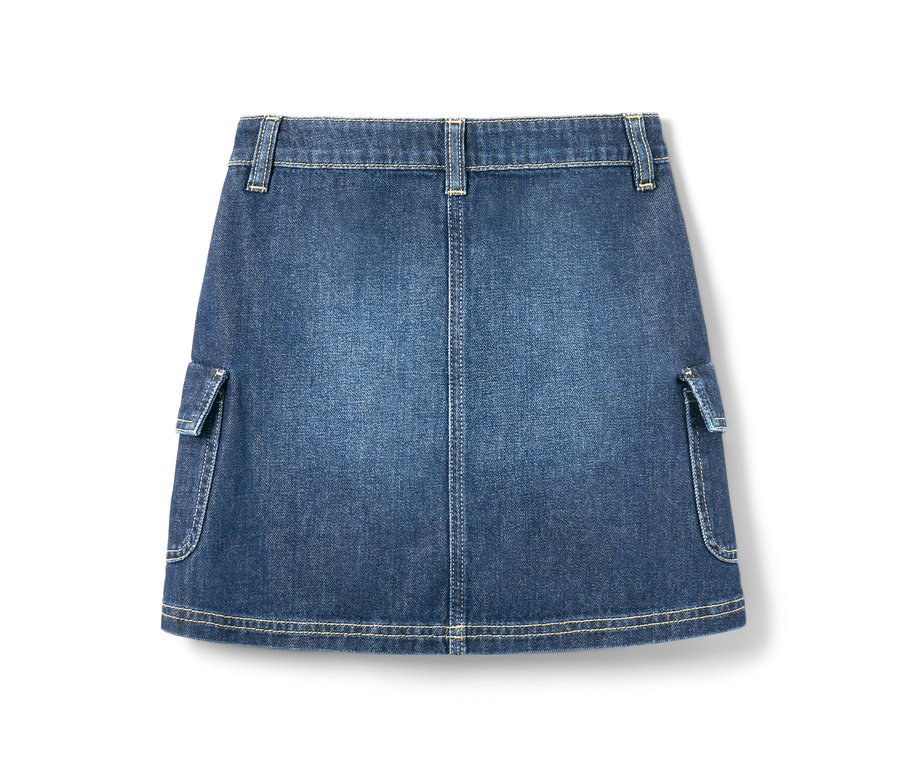 Niebieska spódnica dżinsowa dla dzieci z kieszeniami.