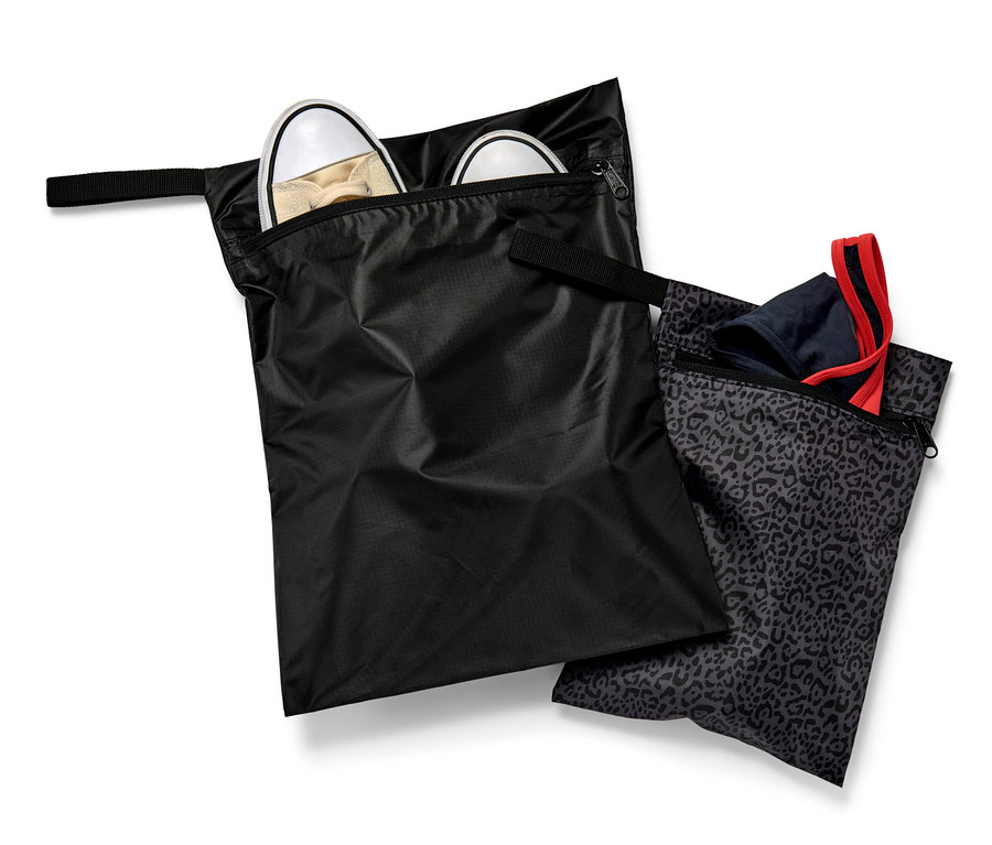 Dwa worki wodoodporne, w jednym buty, w drugim ubrania.