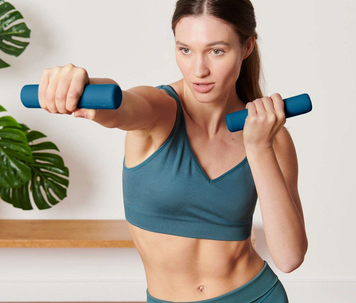 Kobieta ćwiczy z ciężarkami, 2 sztuki.