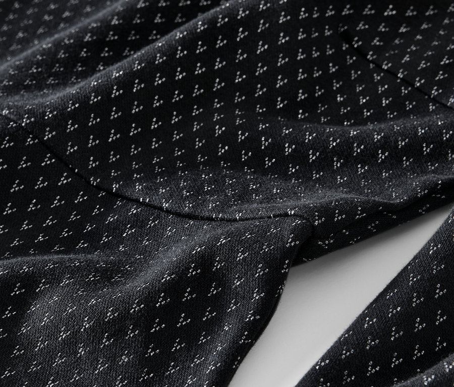 Szczegół błyszczącej żakardowej sukienki.