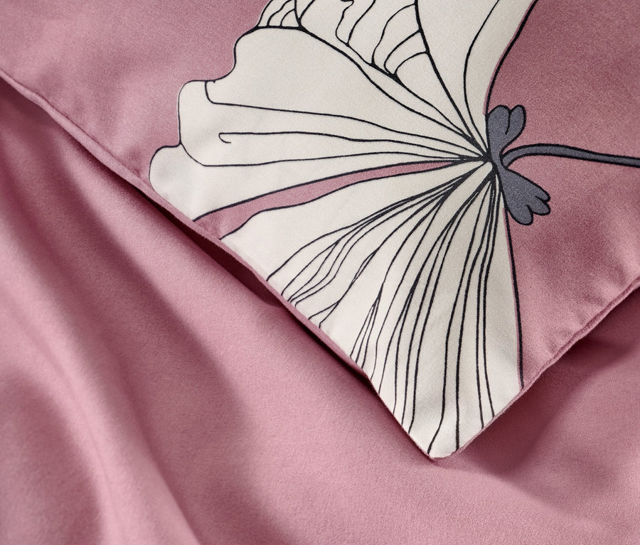 Zbliżenie na szaroróżową pościel z mikrowłókna z kwiatowym wzorem.