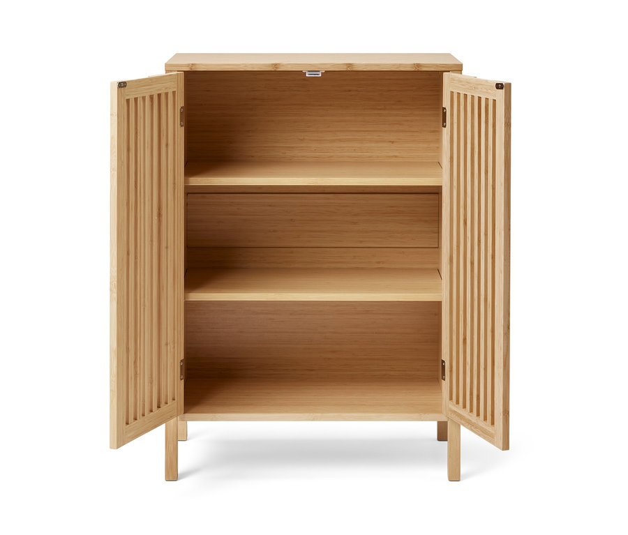 Otwarta szafka typu sideboard z bambusa z dwiema półkami.