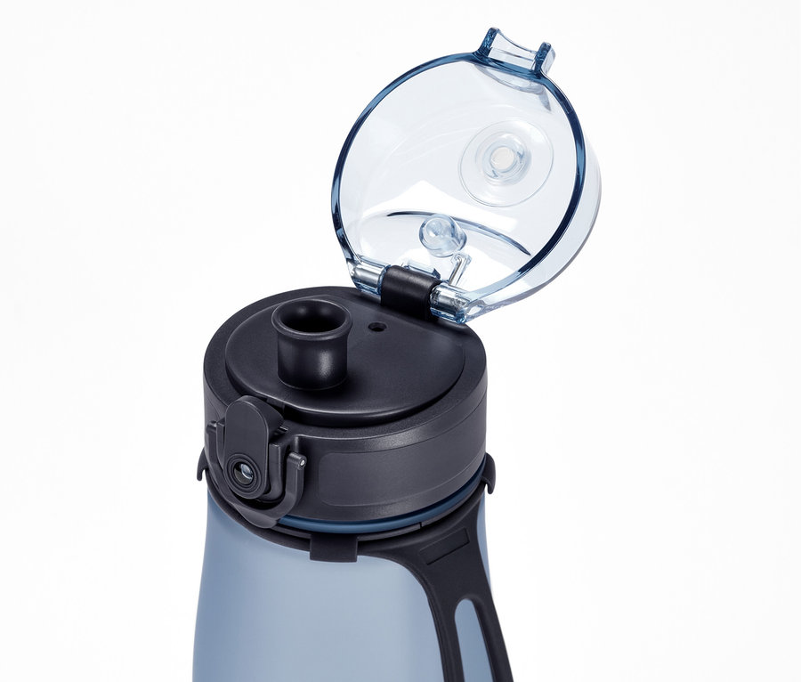 Szczegół niebieskiego bidonu sportowego z otwartą, przezroczystą pokrywką.