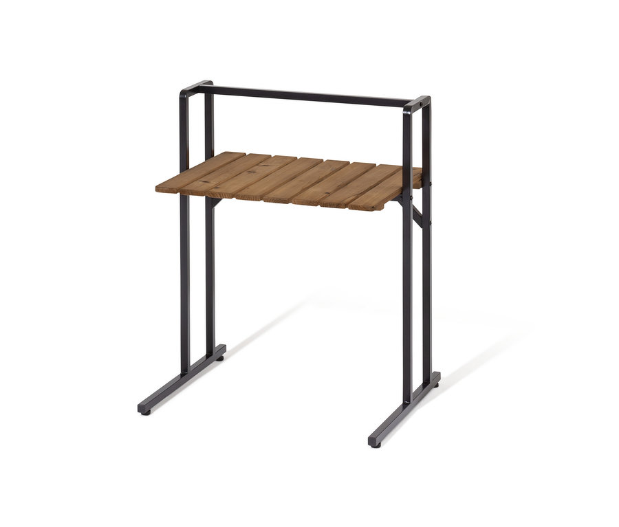 Czarny stolik w kształcie litery C z jasnym drewnianym blatem.