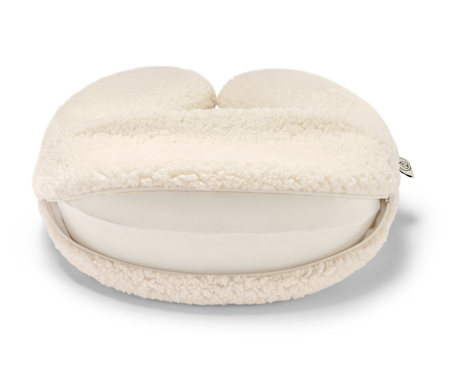 Kremowa poduszka z pianki memory foam na białym tle.