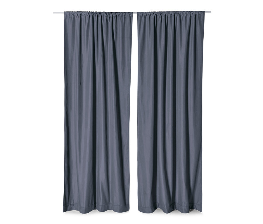 Dwie niebieskie zasłony termiczne wiszą na karniszu.