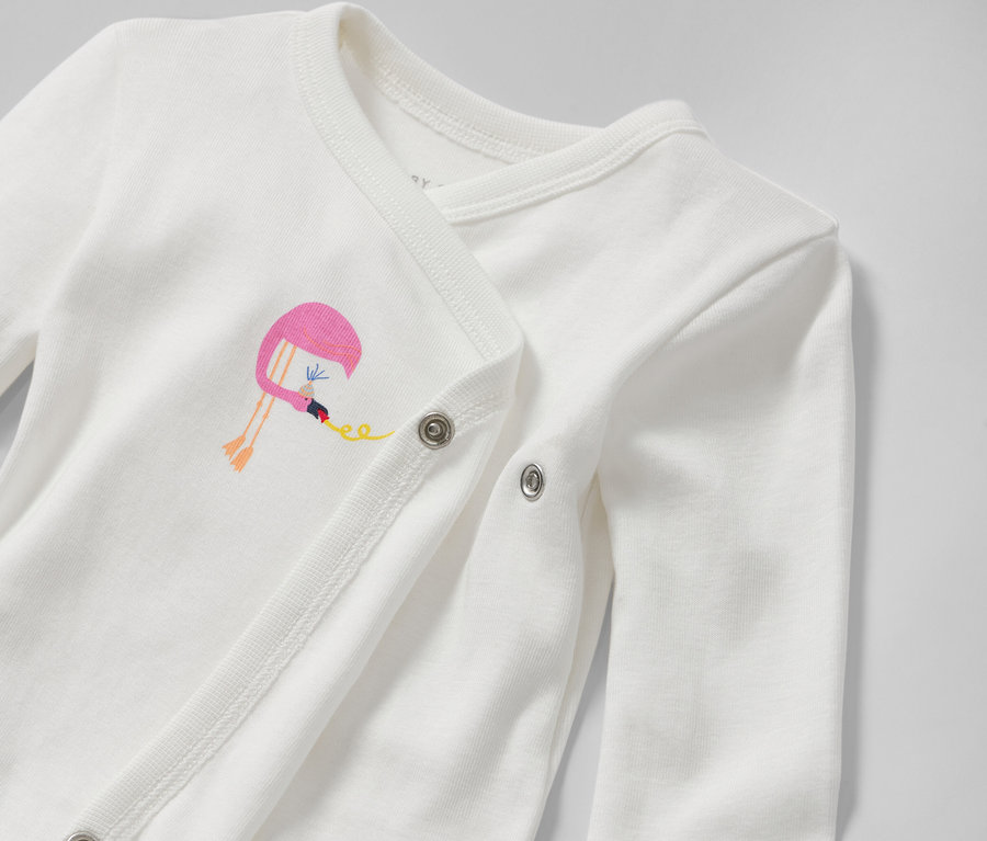 Zbliżenie na białe body niemowlęce rosnące z dzieckiem z haftowanym flamingiem.