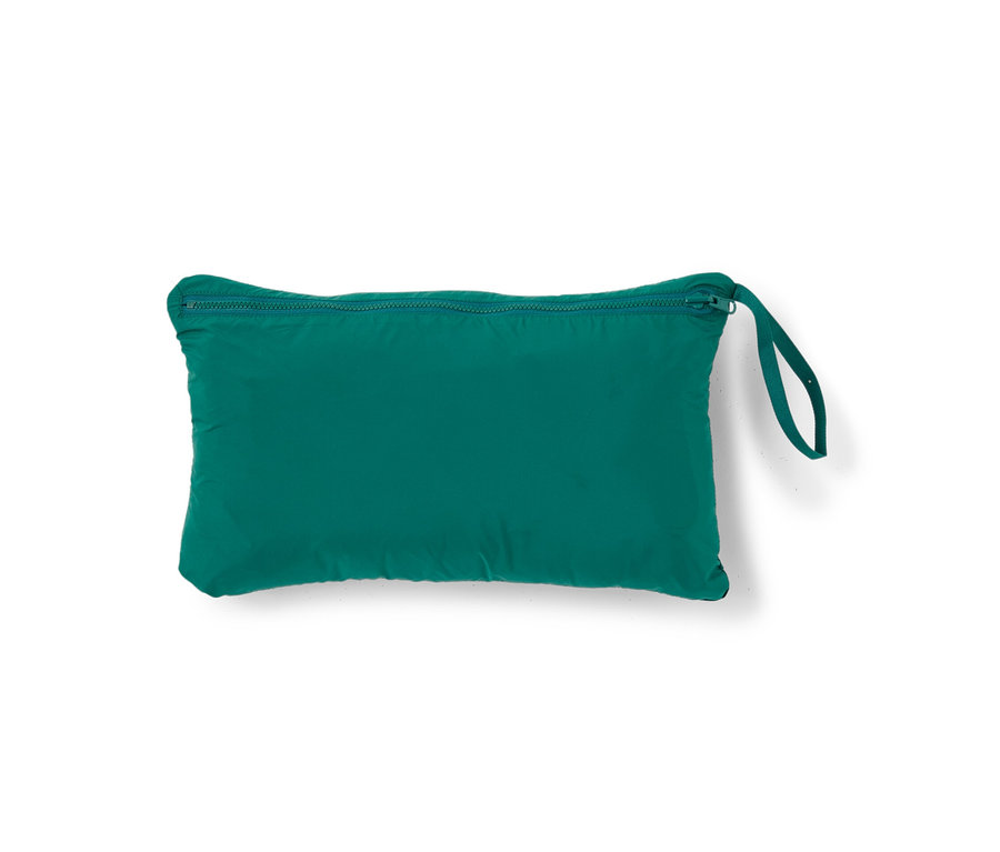 Złożona, pikowana kamizelka w kolorze zielonym.