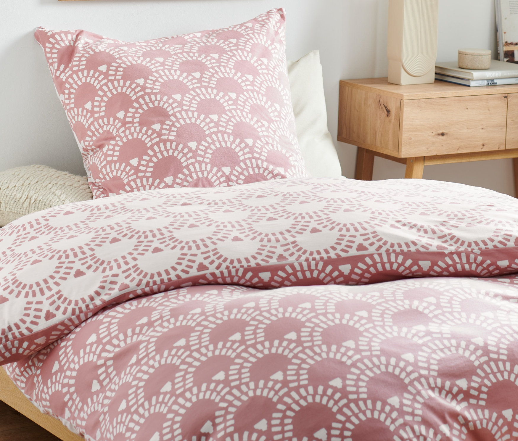 Pościel z dżerseju o standardowej wielkości z geometrycznym wzorem na łóżku.