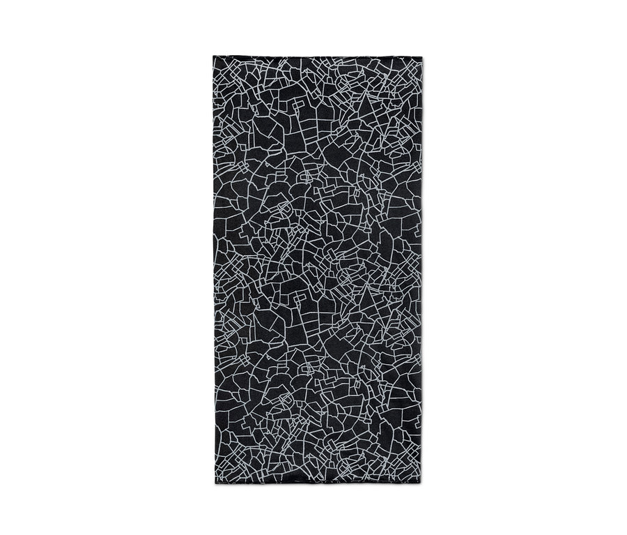 Czarna chustka wielofunkcyjna z odblaskowym nadrukiem.