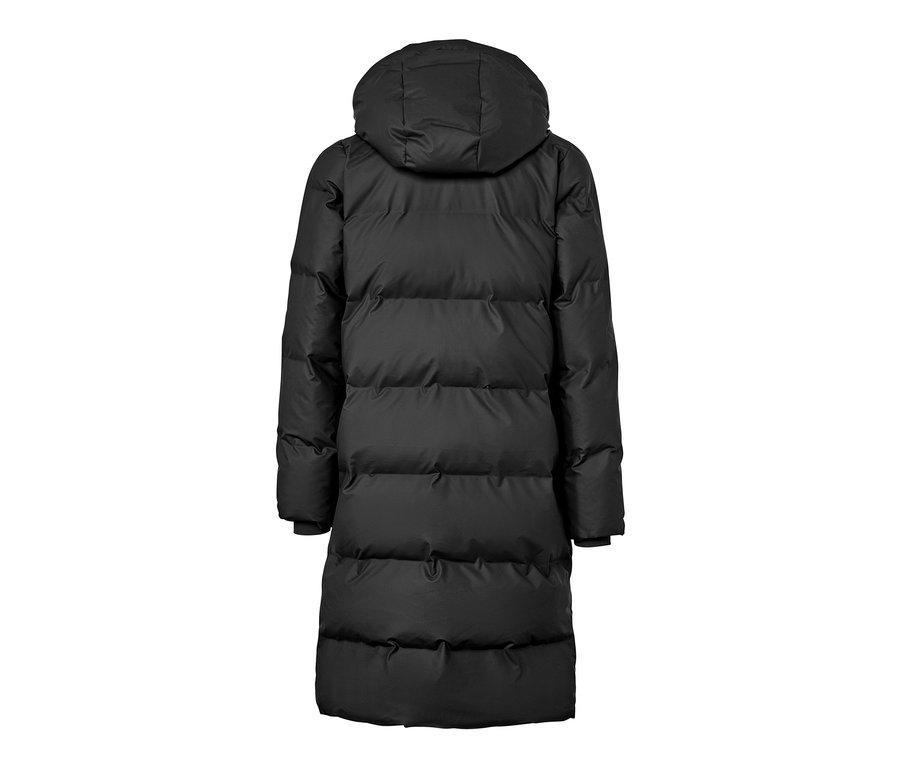 Widok z tyłu czarnego zimowego płaszcza przeciwdeszczowego.