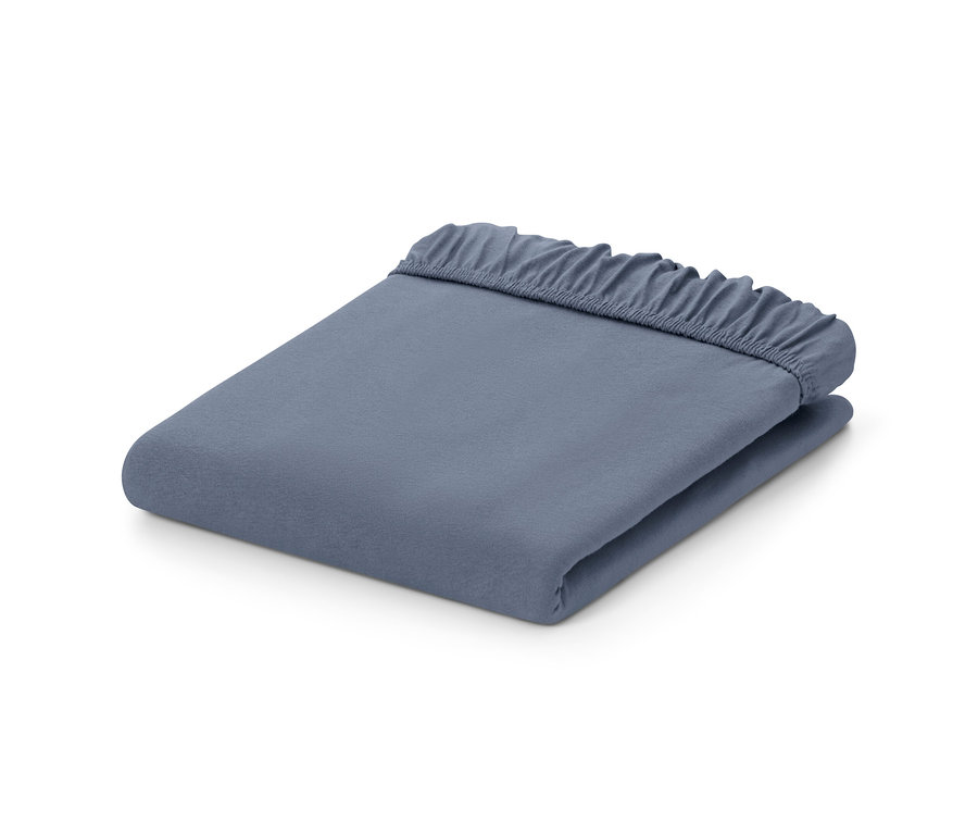 Złożone niebieskie prześcieradło dżersejowe z gumką.