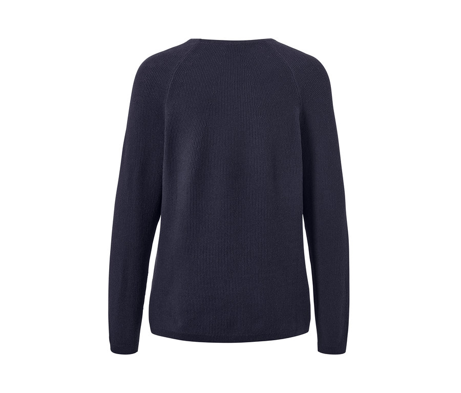 Granatowy sweter.