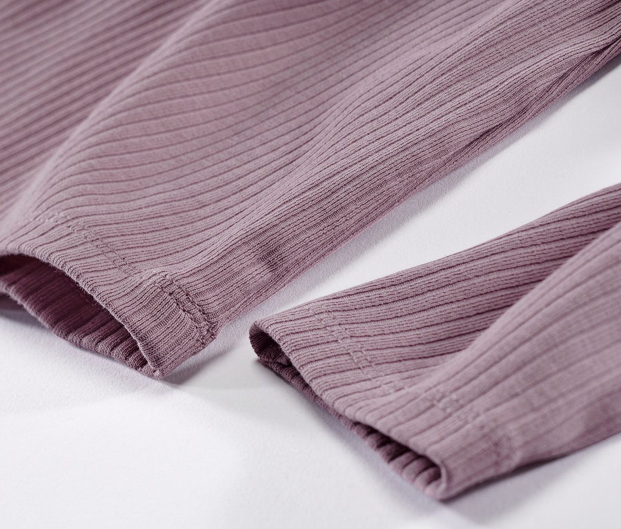 Zbliżenie na koszulkę z długim rękawem z trykotu.