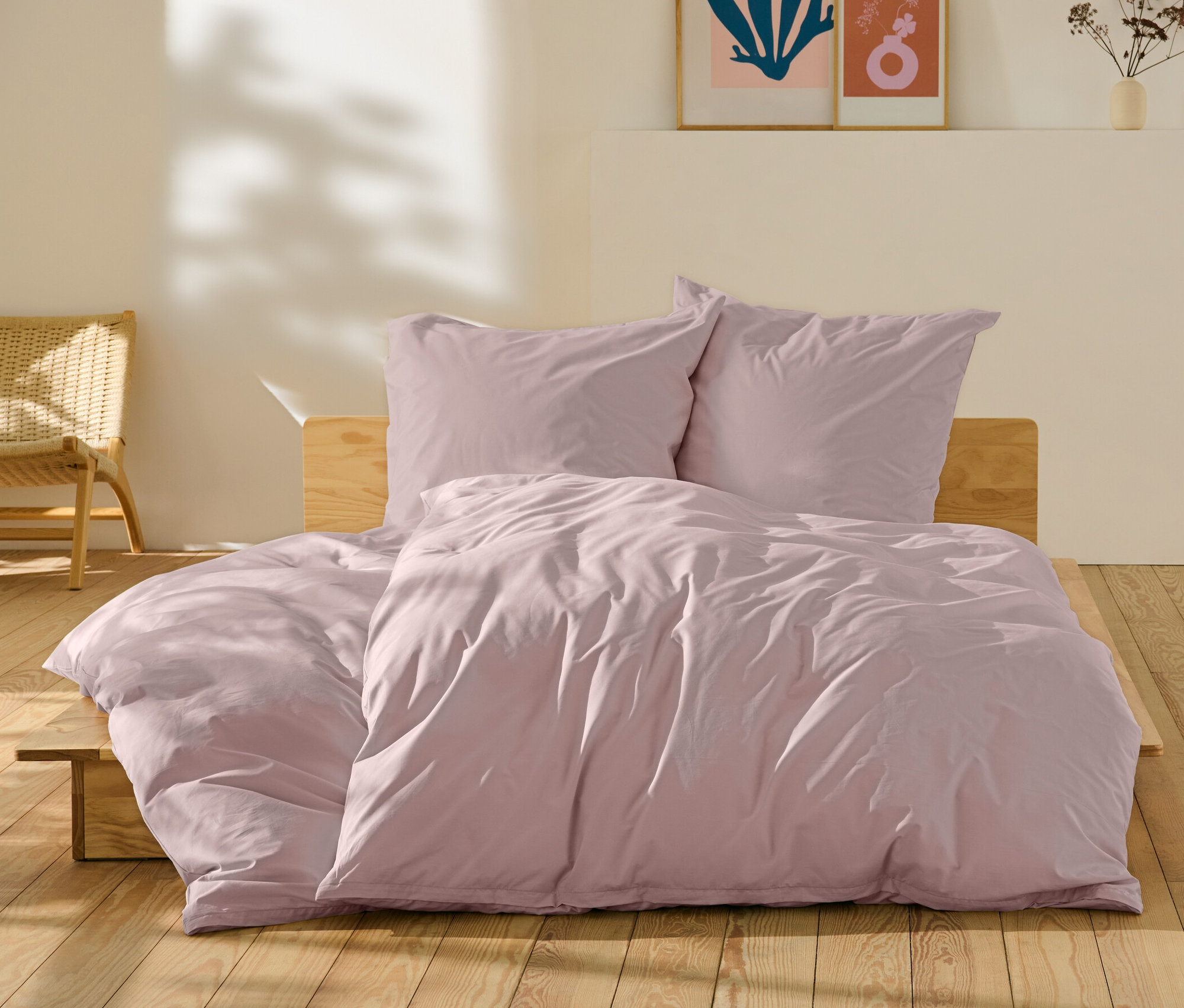 Bladoróżowa pościel perkalowa w standardowym i niestandardowym rozmiarze na łóżku.