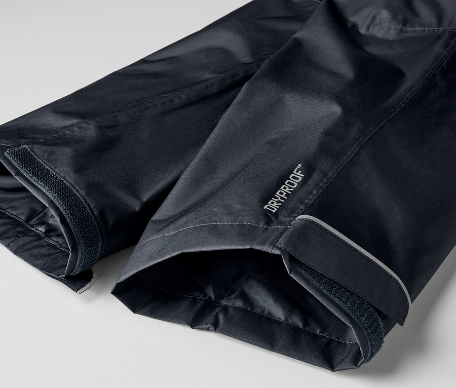 Szczegółowe ujęcie spodni przeciwdeszczowych uniseks.