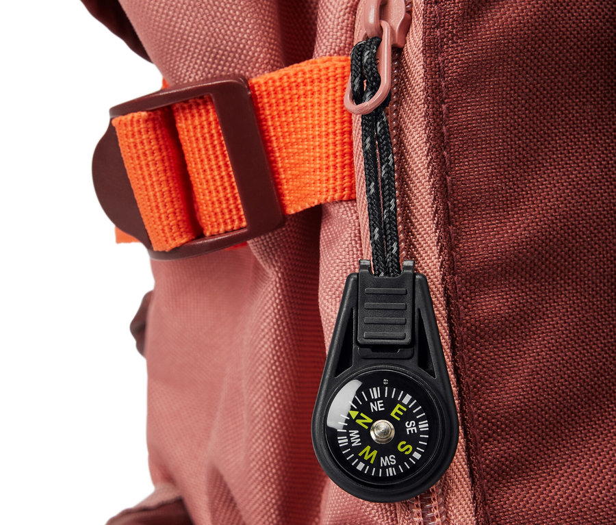 Zbliżenie na plecak z zawieszkami na zamek błyskawiczny, 2 sztuki.