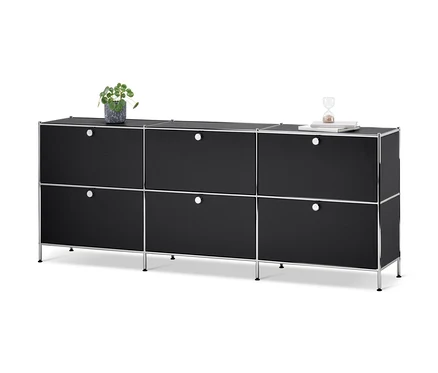 Czarna szafka typu sideboard, »CN3« z 6 klapami. Na górze znajduje się roślina i klepsydra.