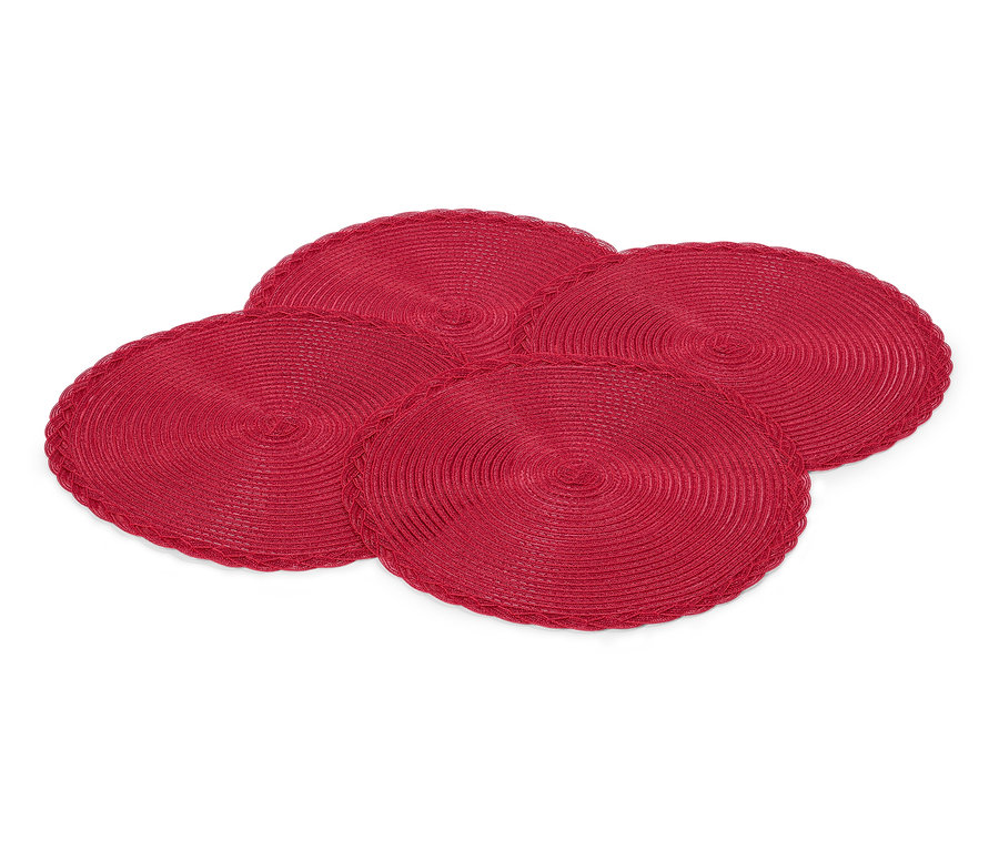 Cztery czerwone, okrągłe podkładki na stół na białym tle.